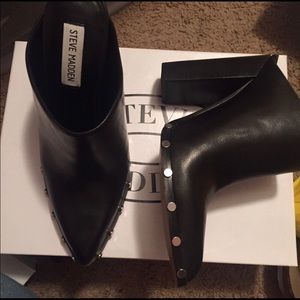 Steven Madden Axis Black Studs